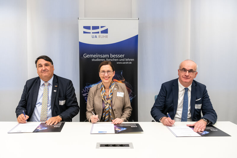 Joint signing of the Magna Charta Universitatum 2020 by the Universitätsallianz Ruhr: Rector of the University of Duisburg-Essen Prof. Dr. Barbara Albert, the Rector of the Ruhr-Universität Bochum Prof. Dr. Martin Paul and the Rector of the TU Dortmund University Prof. Dr. Manfred Bayer. Joint signing of the Magna Charta Universitatum 2020 by the Universitätsallianz Ruhr: Rector of the University of Duisburg-Essen Prof. Dr. Barbara Albert, the Rector of the Ruhr-Universität Bochum Prof. Dr. Martin Paul and the Rector of the TU Dortmund University Prof. Dr. Manfred Bayer.