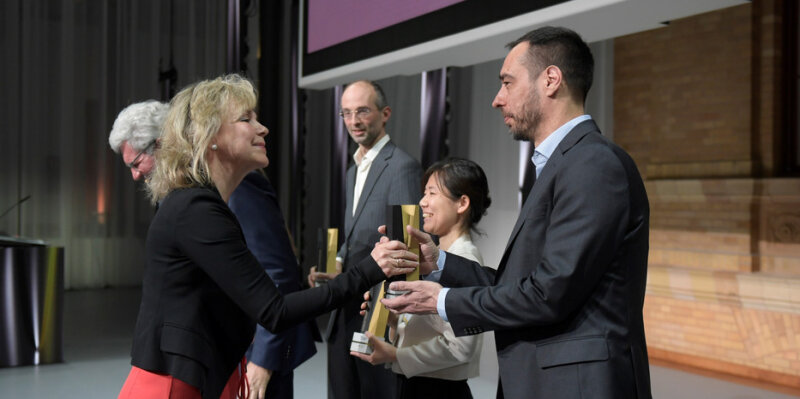 Sabine Döring, State Secretary at the Federal Ministry of Education and Research, awards Prof. Edvardas Narevicius the Alexander von Humboldt Professorship in Berlin. Sabine Döring, State Secretary at the Federal Ministry of Education and Research, awards Prof. Edvardas Narevicius the Alexander von Humboldt Professorship in Berlin.