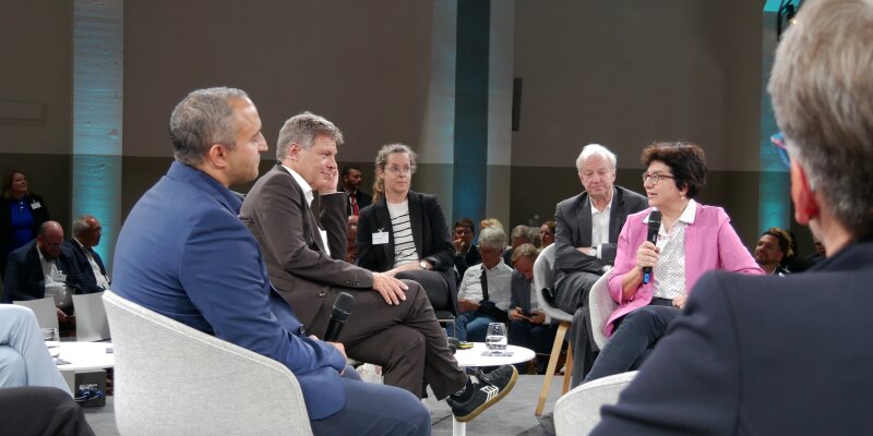Federal Minister for Economic Affairs and Climate Action Dr. Robert Habeck and Prof. Martina Havenith at the panel discussion “Regionale Transformation Gestalten”. Federal Minister for Economic Affairs and Climate Action Dr. Robert Habeck and Prof. Martina Havenith at the panel discussion “Regionale Transformation Gestalten”.