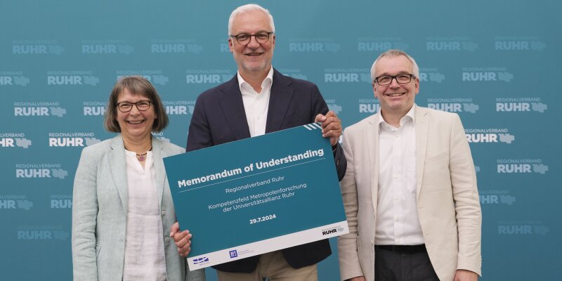 After the signing (from left): Prof. Dr. Uta Hohn (KoMet spokesperson for Ruhr- University Bochum), RVR regional director Garrelt Duin, Prof. Dr. Thorsten Wiechmann (KoMet spokesperson for TU Dortmund University) After the signing (from left): Prof. Dr. Uta Hohn (KoMet spokesperson for Ruhr- University Bochum), RVR regional director Garrelt Duin, Prof. Dr. Thorsten Wiechmann (KoMet spokesperson for TU Dortmund University)