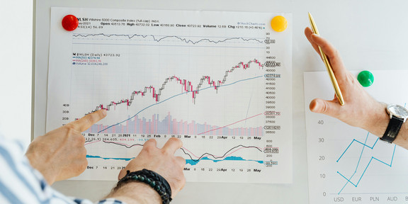 Menschen, die eine Grafik analysieren