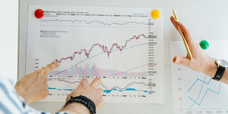 Menschen, die eine Grafik analysieren