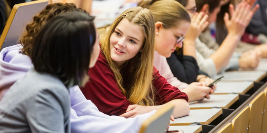 Studium Miteinander redende Mädchen