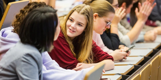 Studium Miteinander redende Mädchen