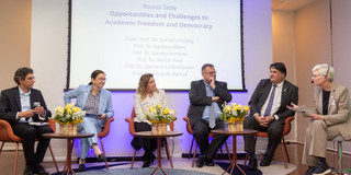 Sechs sitzende Menschen bei einer Podiumsdiskussion
