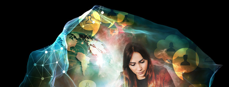 Header - Wolke Kopf und Oberkörper einer jungen Frau, die nach unten blickt, im Hintergrund eine Kollage aus einer Weltkarte und Symbolen und Formen aus der Wissenschaft