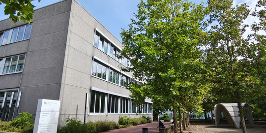 TU Dortmund Gebäude der TU Dortmund mit Bäumen