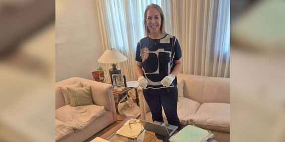 Prof. Dr Susanne Zepp-Zwirner in front of materials from the archive of the poet Matilde Alba Swann