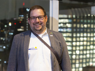 Bild von Florian Vollweiler-Nelles mit Gebäuben im Hintergrund