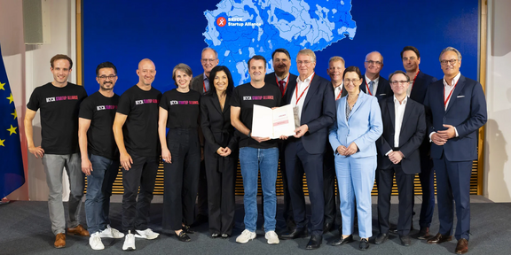 Delegation des BRYCK-Konsortiums mit der frisch überreichten Auszeichnung.