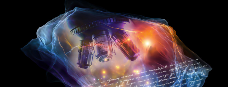 Rot-violette Wolke, in der der untere Teil eines Mikroskops sowie historische Schriften zu sehen sind, dunkler Hintergrund