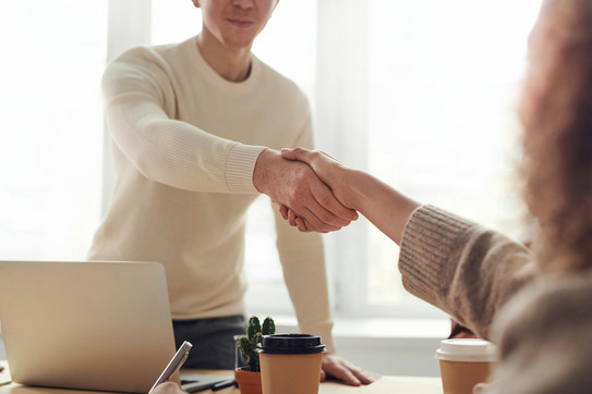 Partner Zwei begrüßende Menschen an einem Tisch