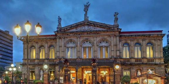 Platz mit Springbrunnen und Teatro Nacional in San José 