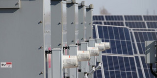 Maschinen mit Solarmodulen im Hintergrund