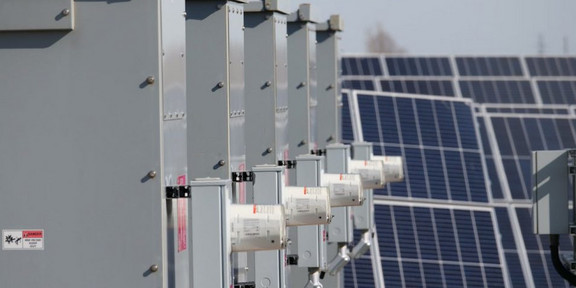 Maschinen mit Solarmodulen im Hintergrund