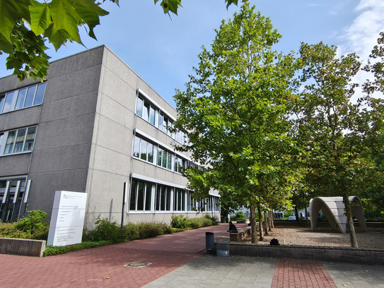 Gebäude der TU Dortmund mit Bäumen