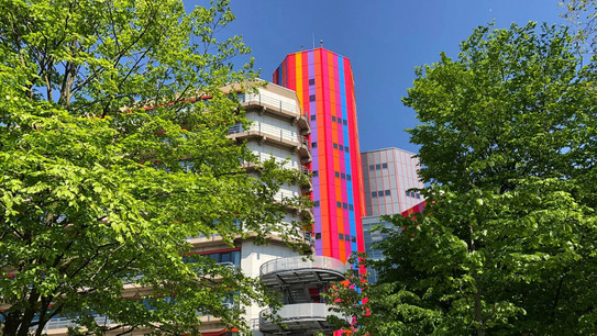 Buntes Gebäude der Universität Duisburg-Essen mit Bäumen