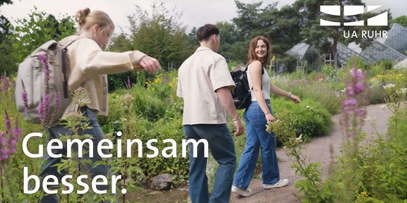 Drei Menschen wandern im Garten
