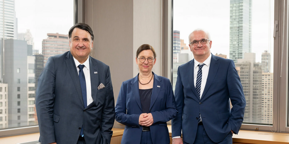 UA Ruhr spokesperson Prof. Dr. Barbara Albert (UDE, middle) congratulates RUB Rector Prof. Dr. Martin Paul (left) and Prof. Dr. Manfred Bayer (right), Rector of TU Dortmund University, on their great success in the Excellence Strategy 
