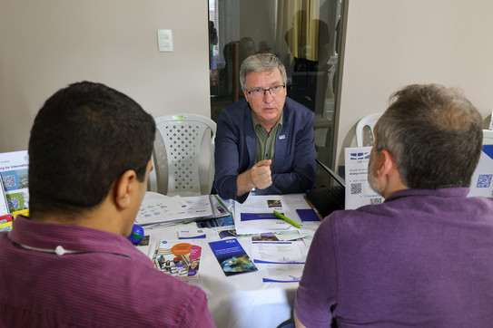 Marcio Weichert berät zwei Männer