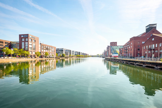 Duisburg Innenhafen Häuser am Wasser