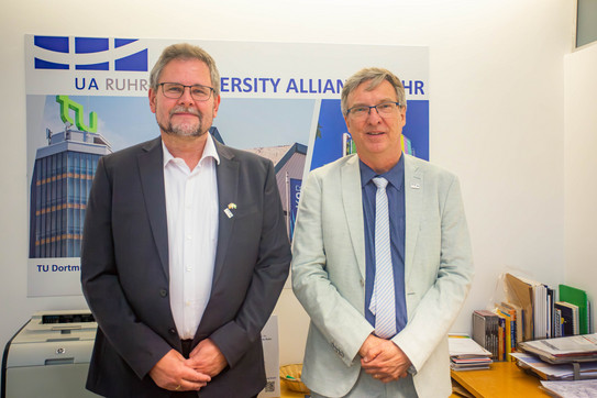 Epple and Weichert in the office of the UA Ruhr Liaison Office Latin America