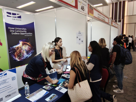 Beratung an einem Stand des UA Ruhr Verbindungsbüros Lateinamerika