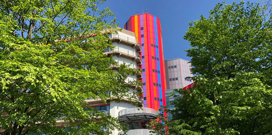 Campus Essen Buntes Gebäude der Universität Duisburg-Essen mit Bäumen
