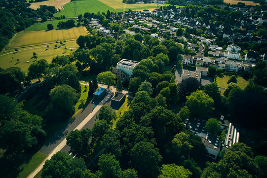 Schlosspark Weitmar, Bochum Grünfläche mit Häusern