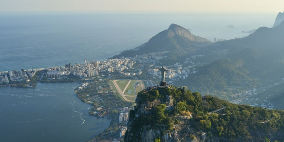 Die Stadt Rio de Janeiro mit Bergen und dem Meer