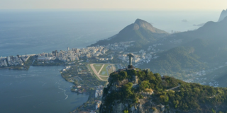 Die Stadt Rio de Janeiro mit Bergen und dem Meer