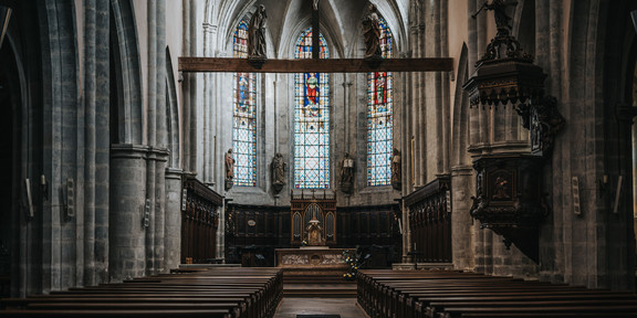 Kirchenschiff mit Bänken und Altar 