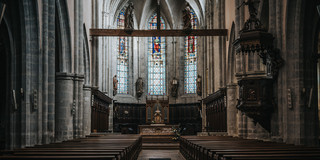 Kirchenschiff mit Bänken und Altar 