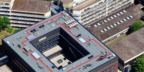 Das Bild zeigt das Gebäude für Physik und Chemie