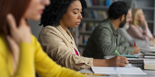 Reihe von Leute beim Lernen