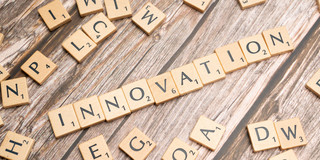 Das aus Scrabblesteinen gelegte Wort Innovation