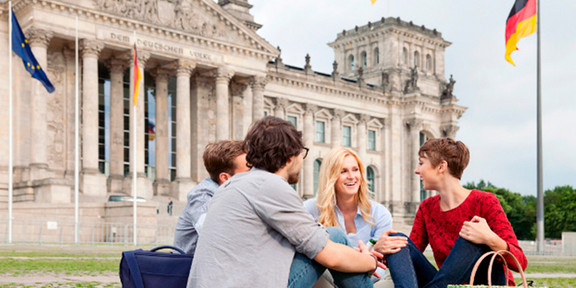 Junge Menschen vor dem Reichstagsgebäude