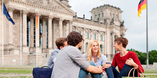 Junge Menschen vor dem Reichstagsgebäude