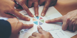 Finger, die auf ein Kreisdiagramm zeigen