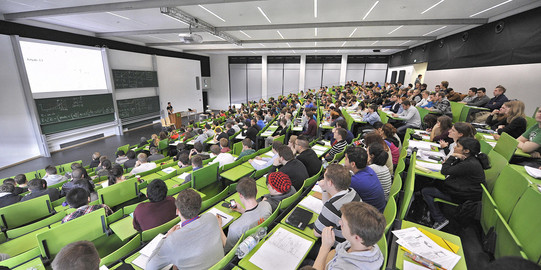 Masterstudium Medizinphysik Hörsaal mit Studierenden