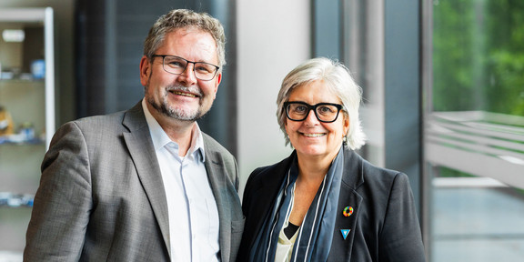 Prof. Dr. Matthias Epple und Prof. Dr. Karen Shire nebeneinander