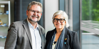 Prof. Dr. Matthias Epple und Prof. Dr. Karen Shire nebeneinander