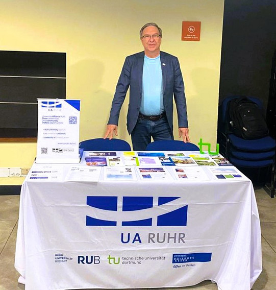 Marcio Weichert am UA Ruhr-Infostand an der UdeA