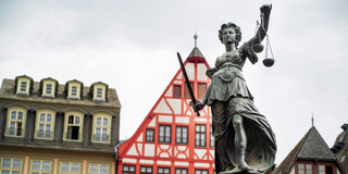 Blick auf den Römerberg und seine Statue in Frankfurt am Main